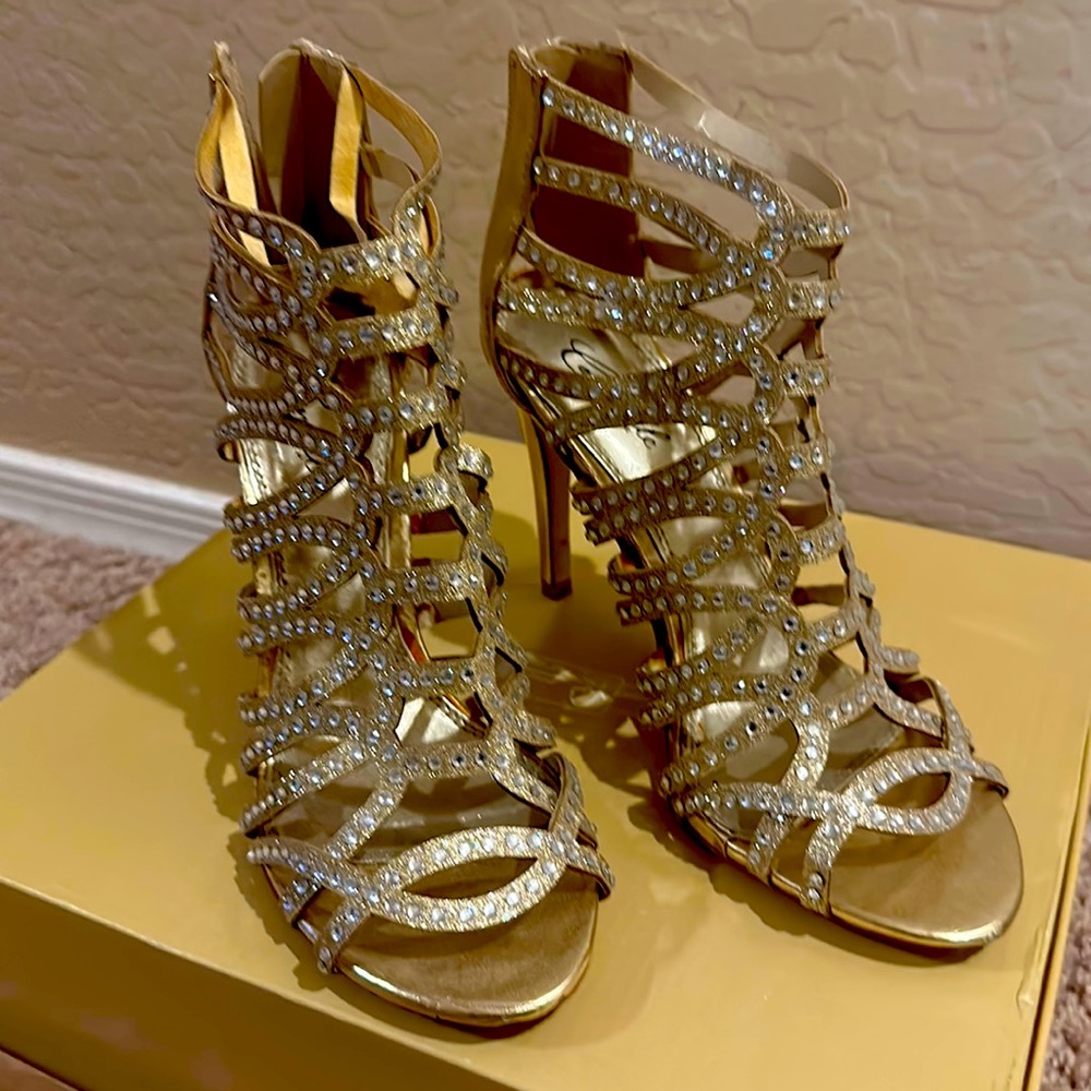 Gold sparking bling 3.5 inch heels, size 7.5!